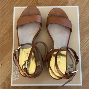 Michael Kors (jalita charm sandal) 👡